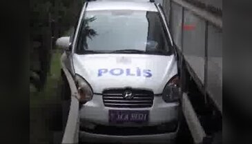 Polis aracı TIR ile bariyer arasında sıkıştı