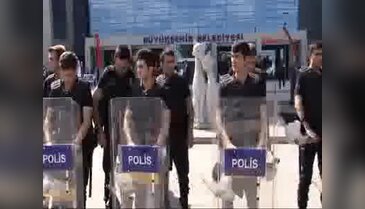 Halkevleri'nden 'otobüs kazası' eylemi