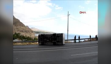 Bitlis'te otobüs devrildi: 10 polis yaralı