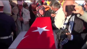 Hepsi şehidin tabutuna kapandı
