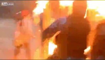 Protestocular iki polisi yaktı!