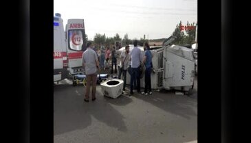 Diyarbakır'da polis aracı takla attı