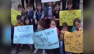 Okul isteyen Iraklı Türkmen çocuklara, merdivenlerde Hayat Bilgisi dersi