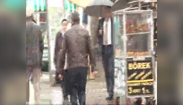 Bursa'da aniden bastıran yağmur şemsiyecilerin yüzünü güldürdü