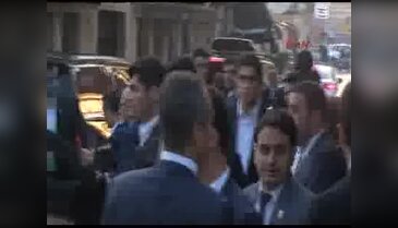 Başbakan Davutoğlu namaz çıkışı vatandaşlara simit dağıttı