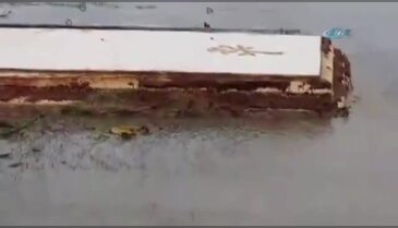 Sel tabutları yüzeye çıkardı
