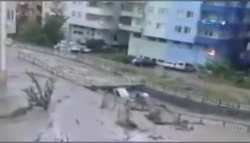 Otomobilini kurtarmak isterken canından oluyordu