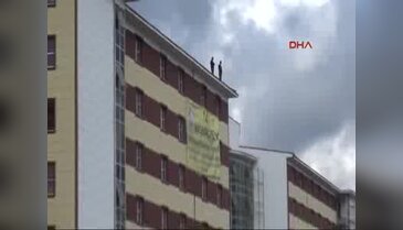 İşçiler çatıya çıktı, polis afişin derdine düştü