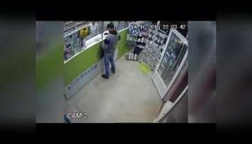 Kadın eczacı soyguncuyu hesap makinesi ile kovaladı