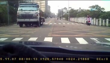 Motosikletiyle kamyonun altında kaldı