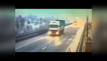 TIR köprüden nehre böyle uçtu