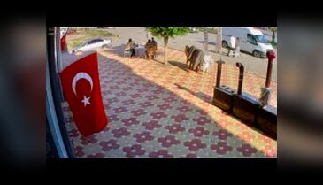 Hamile kadının hayatını kaybettiği kaza anı güvenlik kamerasında