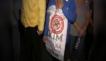 Ak Parti İlçe binasına siyah çelenk bırakmak isteyen gruba polis izin vermedi