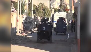 Hendek kazan PKK'lılar polise saldırdı