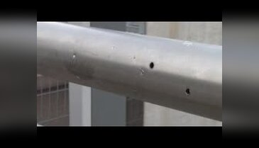 Canlı bombanın bilyeleri reklam panolarına da saplandı