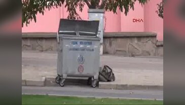 Çöp konteynerinin yanına bırakılan sırt çantası korkuttu