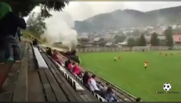 Maç oynanırken sahanın içinden tren geçti