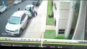 Kamyonet öğrencilerin arasına daldı