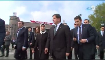Başbakan saldırının olduğu alana çiçek bıraktı