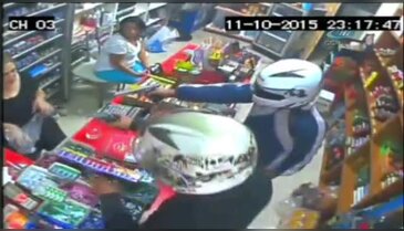 Kadın esnaf tabancalı 2 gaspçıyı bıçakla kovaladı