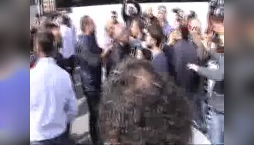 Bombalı saldırıyı protesto etmek isteyen grup ile polis arasında arbede