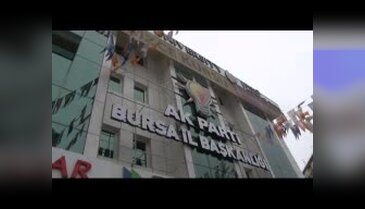 Okul bulamayan öğrenci veliler MEB'den sonra AK Parti'den de gözü yaşlı ayrıldı