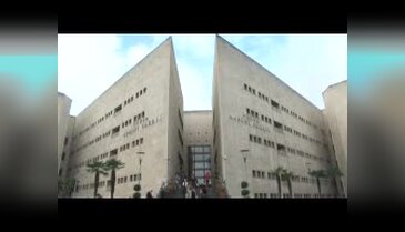 Ankara'da ölenler için adliyeye gelen herkese karanfil dağıtıldı
