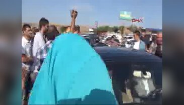 Demirtaş patlamada ölenlerin ailelerine taziye ziyaretinde bulundu
