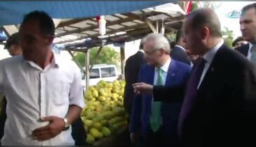 Gazeteciye elleriyle kavun yedirdi