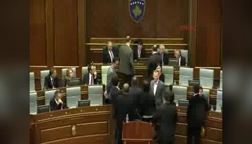 Vekiller, Kosova meclisine yine gaz bombası attı...