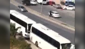 Banka soyguncusu, durdurduğu araçla kaçtı