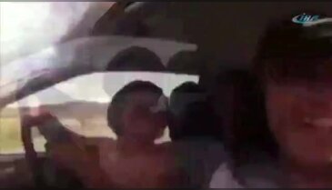 Direksiyon kadar boyuyla araba sürüyor