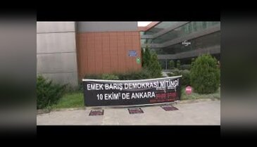 Terör saldırısında hayatını kaybedenler kırmızı karanfillerle anıldı