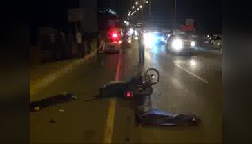 Birbirleriyle çarpışan motosikletler kamyonun altında kaldı: 1 ölü, 2 yaralı