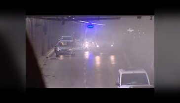 Alev alan araçtaki kazazedelerin yardımına polis yetişti