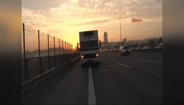 TEM Otoyolu'nda yürüyen kişiye kamyon çarptı