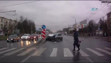 Otomobil yayaların arasına daldı