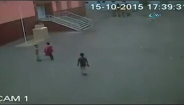 Bayrağı 'ya Allah' diyerek yerine asmış