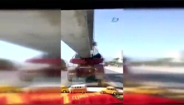 Otomobil TIR'ın dorsesinin altından geçti