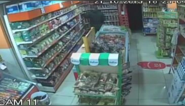 Market çalışanı hırsızı sopayla kovaladı