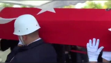 Şehit olan babasına böyle veda etti