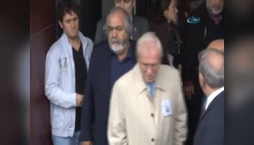 Çetin Altan için Milliyet Gazetesi önünde tören