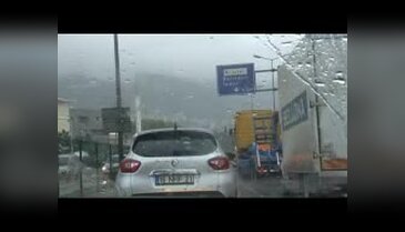 Bursa'da etkili olan sağanak yağış, hayatı olumsuz etkiliyor