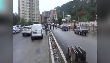 Yaya kaldırımı olmayan yol trafiğe açıldı: 2 çocuk yaralandı