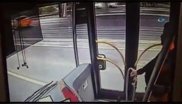 Metrobüsle cip böyle çarpıştı
