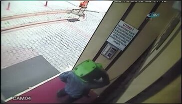 Yüzünü gizlemek için başına çöp kovası geçirdi