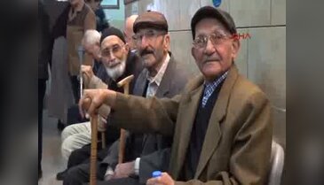 Bursa'da huzurevi sakinleri oy kullandı