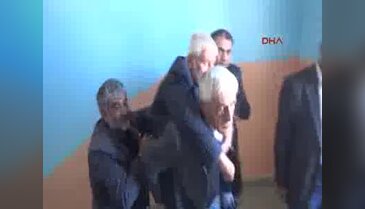 Engelli seçmen, okul görevlisinin sırtında oyunu kullandı