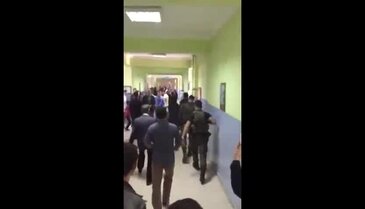 Özel harekat polisleri okula girdi!