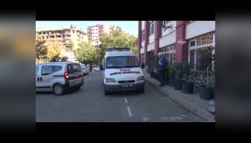 95'lik Veysel dede, yatalak eşini sedyeyle sandık başına getirdi
